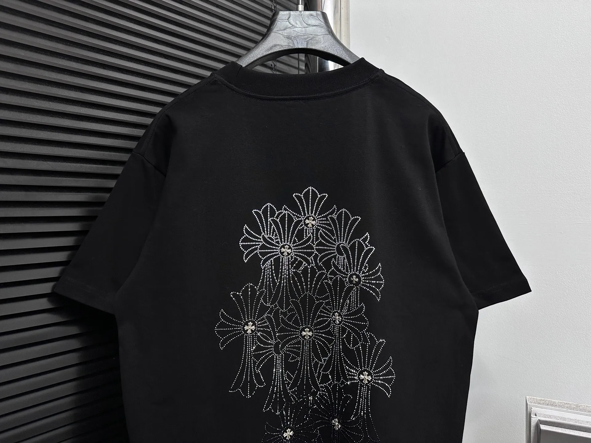 🅿️190 【ChromeHearts】Chrome Hearts 25ss round neck T-shirt Original fabric Official same style Short-sleeved T-shirt Customized 280g vat-dyed fabric Very comfortable to the touch Latest brick cabinet synchronization for spring and summer Fashionable and personalized Super versatile and good-looking Suitable for both men and women A must-have item Tag Collar label Washed wheat Complete with three standards Color: Black White Size: XS-L